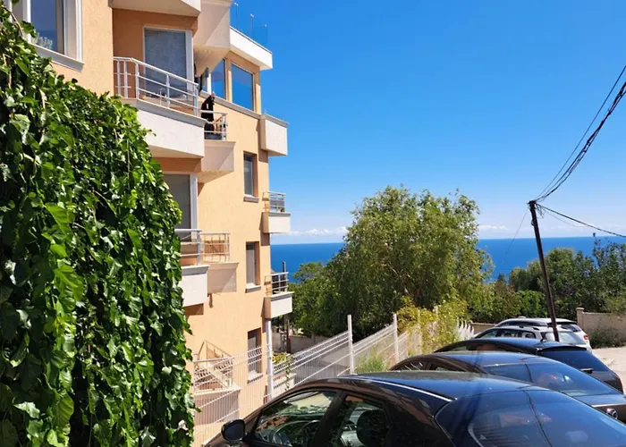 Saint Nicholas Varna Lovely 2 Bedroom Apartment With Sunny Garden